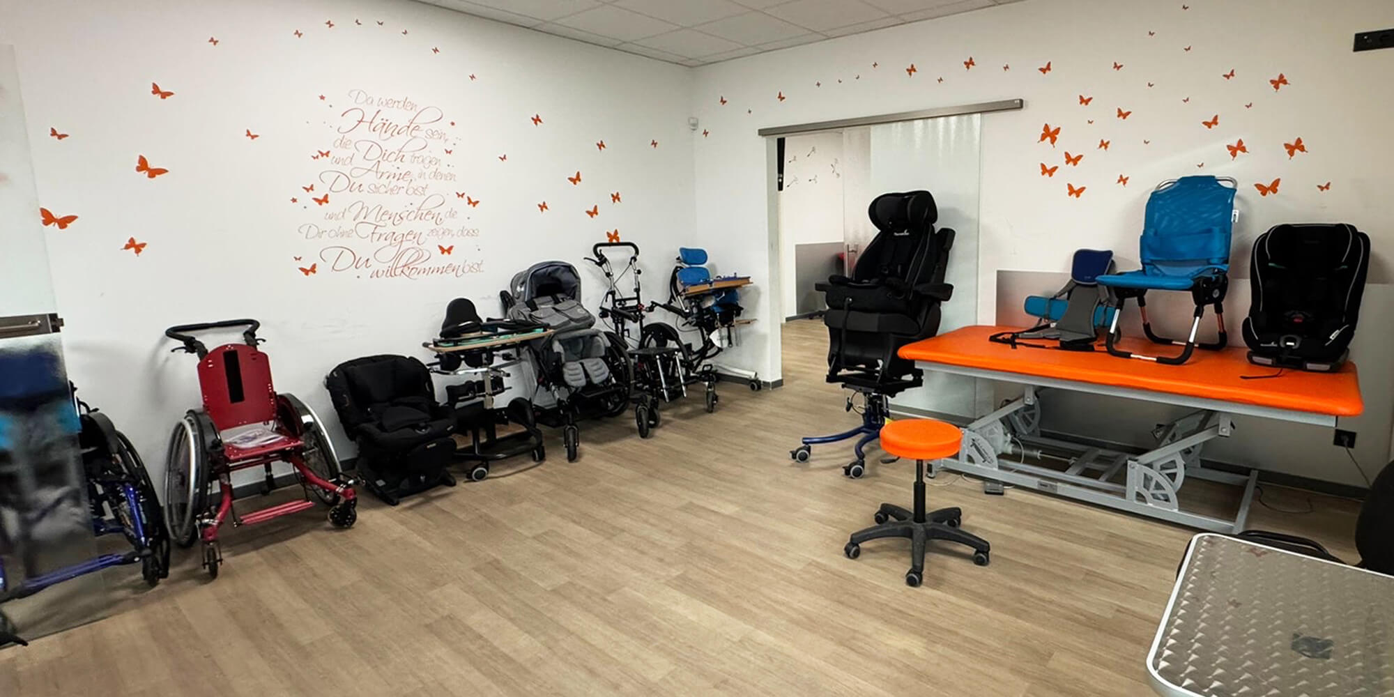 Orthopädischer Hilfsmittel wie Sitzschalen, Rollstühle, Gehhilfen und Formpolster in der Orthopädietechnik